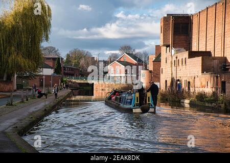 CHESTER, ROYAUME-UNI - 26 novembre 2020 : bateau à rames naviguant dans une zone résidentielle sur le canal Shropshire Union. Banque D'Images