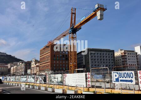 Napoli - Gru del cantiere al terminal Marittimo Banque D'Images