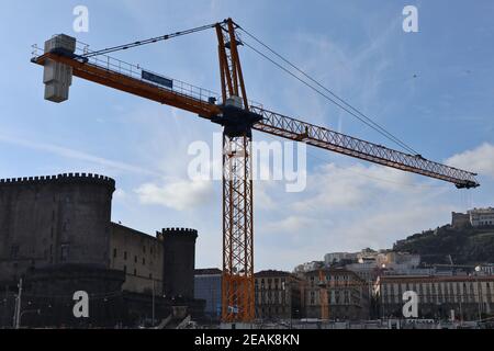 Napoli - Gru edile dal terminal Marittimo Banque D'Images