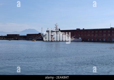 Napoli - Guardia Costiera al Molo Beverello Banque D'Images