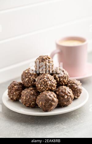 Truffes au chocolat. De savoureuses boules de pralines belges. Banque D'Images