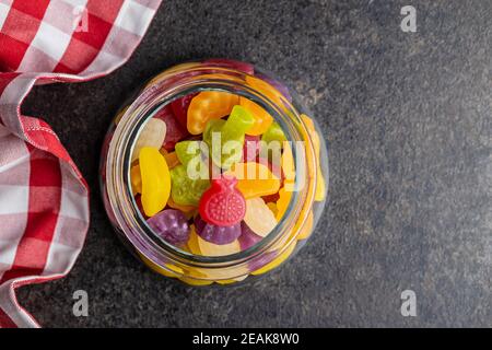 Bonbons en gelée fruitée colorés dans un pot. Banque D'Images
