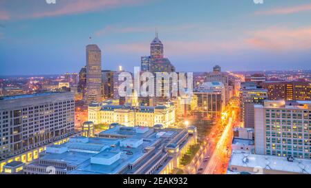 Horizon du centre-ville d'Indianapolis au crépuscule Banque D'Images