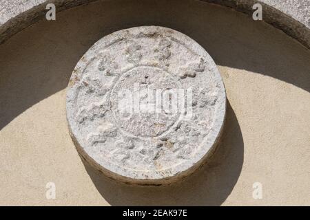 Signe IHS: Jésus Hominum Salvator sur l'église franciscaine de Shkoder, Albanie Banque D'Images
