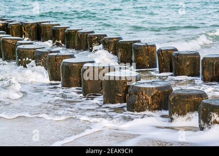 Épis sur les rives de la mer Baltique sur un jour de tempête Banque D'Images