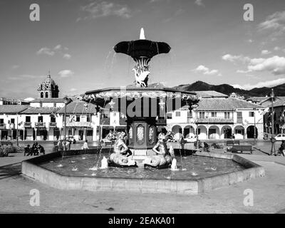 Fontaine sur la Plaza de Armas à Cusco, Pérou Banque D'Images