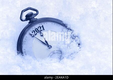 Carte de vœux du nouvel an 2021, nouvel an 2021, montre de poche dans la neige, concept du nouvel an heureux, compte à rebours jusqu'à minuit Banque D'Images