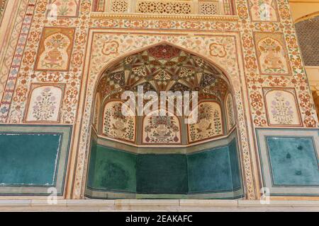 Porte d'entrée principale de Sheesh Mahal ou miroir Palace peint avec des peintures royales. Palais Amber, Jaipur, Rajasthan, Inde. Banque D'Images