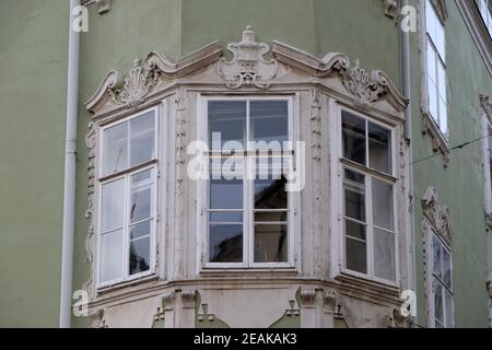 Détail de logement résidentiel avec fronton de fenêtre à Graz, Styrie, Autriche Banque D'Images