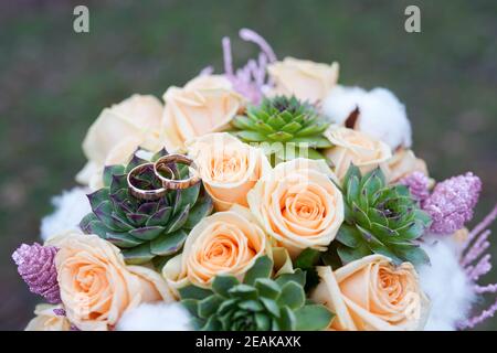 Bouquet de fleurs. Le bouquet de mariée. Bouquet de mariée. La floristique. Les anneaux de mariage. Bouquet de mariage de différentes couleurs. Banque D'Images