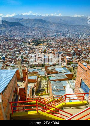 Maisons de taudis construites dans la pente raide de la Paz, Bolivie. Banque D'Images