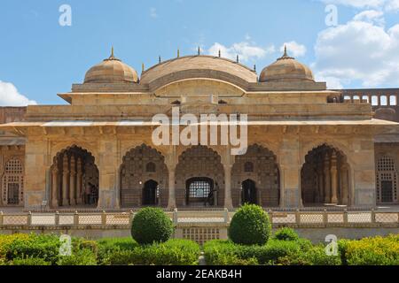 Vue sur le jardin de Sheesh Mahal, fort Amer, Jaipur, Rajasthan, Inde. Banque D'Images