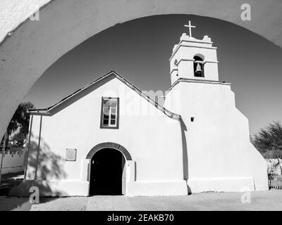 Petite église coloniale blanche de Saint-Pierre, San Pedro de Atacama, Chili. Image en noir et blanc. Banque D'Images