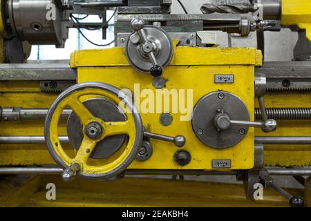 Ancien tour jaune avec beaucoup de poignées. Banque D'Images