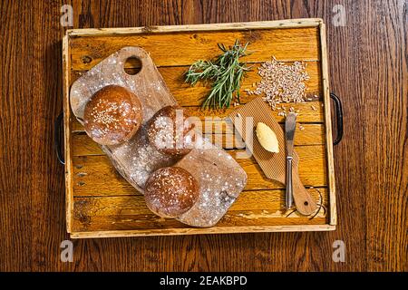 GRANDE-BRETAGNE / Angleterre / petits pains fraîchement sortis du four de seigle et de blé faits maison/ fabrication de pain artisanal. Banque D'Images