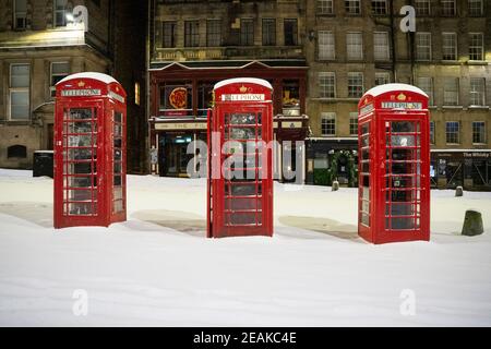 Édimbourg, Écosse, Royaume-Uni. 10 févr. 2021. Le gros gel se poursuit au Royaume-Uni avec de la neige abondante pendant la nuit et le matin dans la ville. Pic; trois boîtes téléphoniques sur un Royal Mile vide dans la neige du matin. Iain Masterton/Alamy Live News Banque D'Images