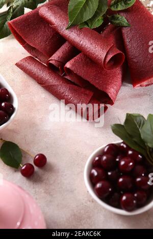 Pastille de cerise. Baies de cerise dans un bol blanc.photo verticale. Hors foyer. Photo verticale. Copier l'espace. Banque D'Images