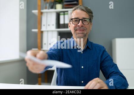 Remise du chèque de paie de l'employé. Contrôle de sécurité Banque D'Images