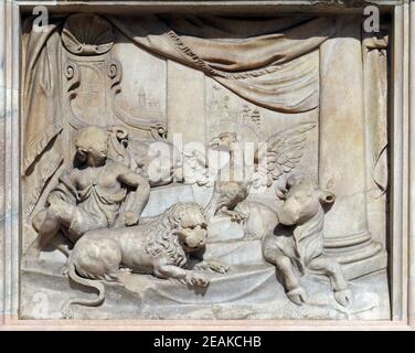 Discours du trône de Dieu et quatre créatures vivantes, en relief sur la façade de la cathédrale de Milan, le Duomo di Santa Maria Nascente, Milan, Lombardie, Italie Banque D'Images