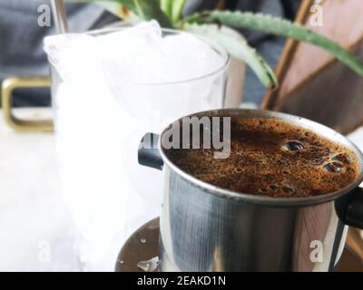 SAIGON, VIETNAM - 29 janvier 2021: Homme versant Viet Coffee gros plan Banque D'Images