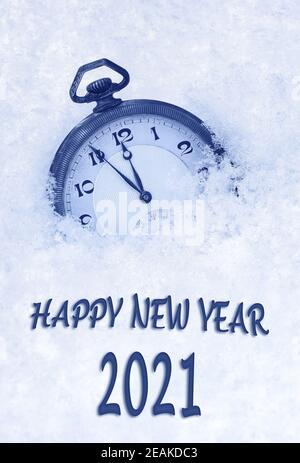 Bonne année 2021, 2021 carte de vœux du nouvel an en langue anglaise, montre de poche dans la neige, compte à rebours jusqu'à minuit Banque D'Images