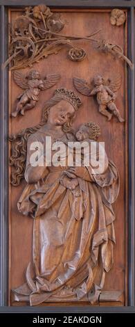 Vierge Marie et l'enfant, couronnement de Marie autel dans l'église St James à Rothenburg ob der Tauber, Allemagne Banque D'Images