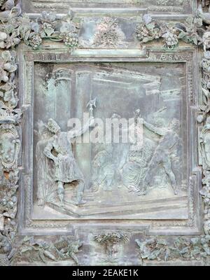 Christ couronné de Thorns, œuvre de sculpture de l'école de Giambologna, portail de la cathédrale Sainte Marie de l'Assomption à Pise, Italie Banque D'Images