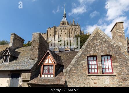 Les bâtiments anciens de la vieille ville sur le célèbre Mont Saint Michel island en France Banque D'Images