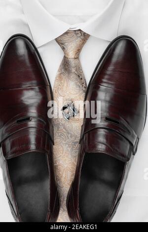 Paire de chaussures marron classiques sur une chemise et une cravate. Mode pour hommes. Banque D'Images