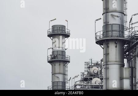 Centrale électrique à turbine à gaz. L'énergie pour l'usine de support. Réservoir de gaz naturel. Tour de cheminée de centrale à gaz. Centrale utilisant du gaz naturel pour le combustible. Énergie verte. Centrale électrique contre ciel gris Banque D'Images