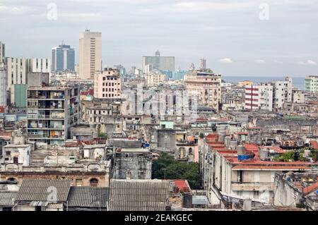 Vue sur les toits de la Havane, Cuba. Depuis le centre de la Havane, en direction de Vedado. Banque D'Images