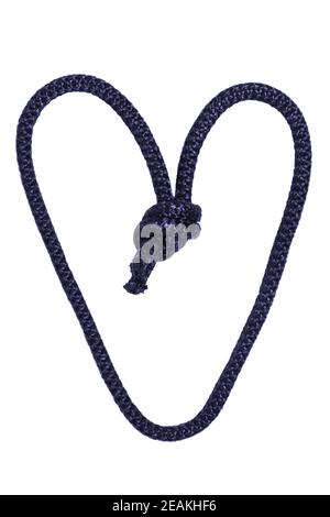Câble isolé. Gros plan d'un nœud bleu ou d'un nœud en forme de cœur isolé sur un fond blanc. Concept Valentin, mariage ou bleu marine et nœud pêcheur. Banque D'Images