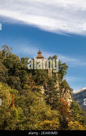 Château de Zenoburg à la rivière Passer à Meran, Tyrol du Sud Banque D'Images