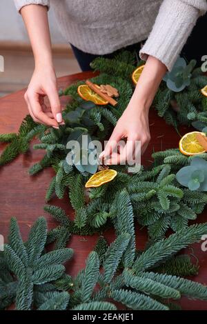 La fille avec ses propres mains fait une décoration pour le nouvel an ou Noël. Un accessoire traditionnel. La vue du dessus. Banque D'Images