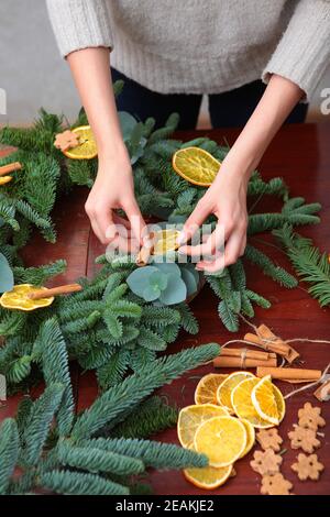 Couronne de branches d'épinette et d'eucalyptus danois pour le nouvel an ou Noël fait à la main. Un accessoire traditionnel. Photos sans visages. Banque D'Images