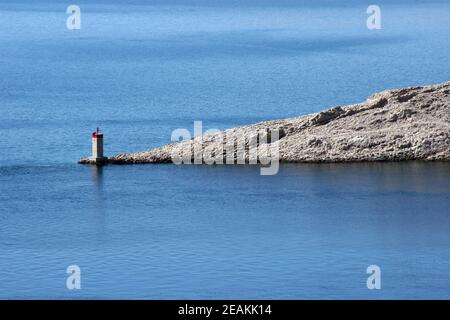 Phare et les ruines de l'extrême sud de l'île de Pag en Croatie Banque D'Images