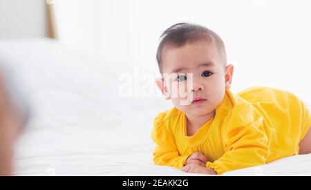 nouveau-né petit bébé couché sur le lit à la maison Banque D'Images