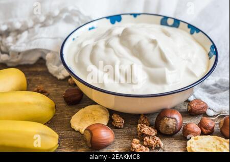 Yaourt avec muesli, banane et noix Banque D'Images