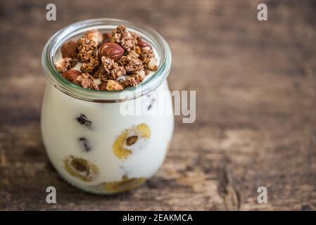 Yaourt avec muesli, banane et noix Banque D'Images