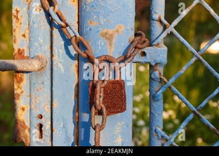 Ancienne porte avec cadenas et chaîne Banque D'Images