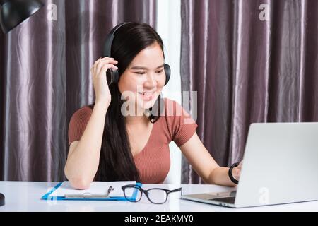 Femme d'affaires portant un casque vidéo conférence avec ordinateur portable Banque D'Images