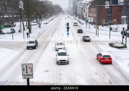 Début de l'hiver, beaucoup de neige fraîche et des températures de jour en dessous de moins 5 degrés, Alfredstrasse, B224, voies non défrichées, Essen, NRW, Allemagne, Banque D'Images