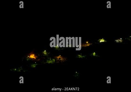 Vue sur le village de Ronda la nuit. Banque D'Images