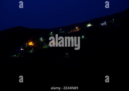 Vue sur le village de Ronda la nuit. Banque D'Images