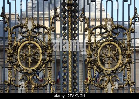 Détail de la porte d'or au palais de justice à Paris Banque D'Images