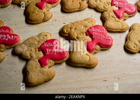 biscuits de pain d'épice bruns en forme d'ours avec des coeurs Banque D'Images