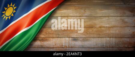 Drapeau namibien sur une bannière murale en bois d'époque Banque D'Images