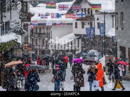 Cortina d'Ampezzo, Italie. 10 février 2021, Italie, Cortina d'Ampezzo: Ski alpin, coupe du monde: Les piétons sont en mouvement dans le centre de Cortina. Après de fortes chutes de neige, la journée de compétition a été complètement annulée. La station de ski accueille les Jeux Olympiques d'hiver de 2026, qui se tiendront à Milan et à Cortina d'Ampezzo. Photo: Michael Kappeller/dpa crédit: dpa Picture Alliance/Alay Live News Banque D'Images