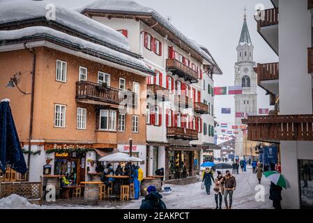 Cortina d'Ampezzo, Italie. 10 février 2021, Italie, Cortina d'Ampezzo: Ski alpin, coupe du monde: Les piétons sont en mouvement dans le centre de Cortina. Après de fortes chutes de neige, la journée de compétition a été complètement annulée. La station de ski accueille les Jeux Olympiques d'hiver de 2026, qui se tiendront à Milan et à Cortina d'Ampezzo. Photo: Michael Kappeller/dpa crédit: dpa Picture Alliance/Alay Live News Banque D'Images