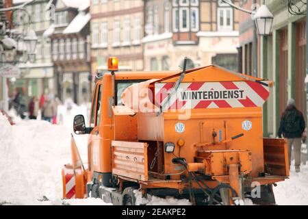 Wernigerode, Allemagne. 10 février 2021. Un véhicule d'entretien hivernal se trouve sur la route de Wernigerode. La neige est actuellement enlevée de la ville de Wernigerode dans les montagnes Harz. Credit: Matthias Bein/dpa-Zentralbild/dpa/Alay Live News Banque D'Images